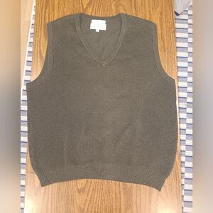 RGM CHAIRMAN'S COLLECTION-Men's V-Neck Sweater Vest Size Medium- Olive Green